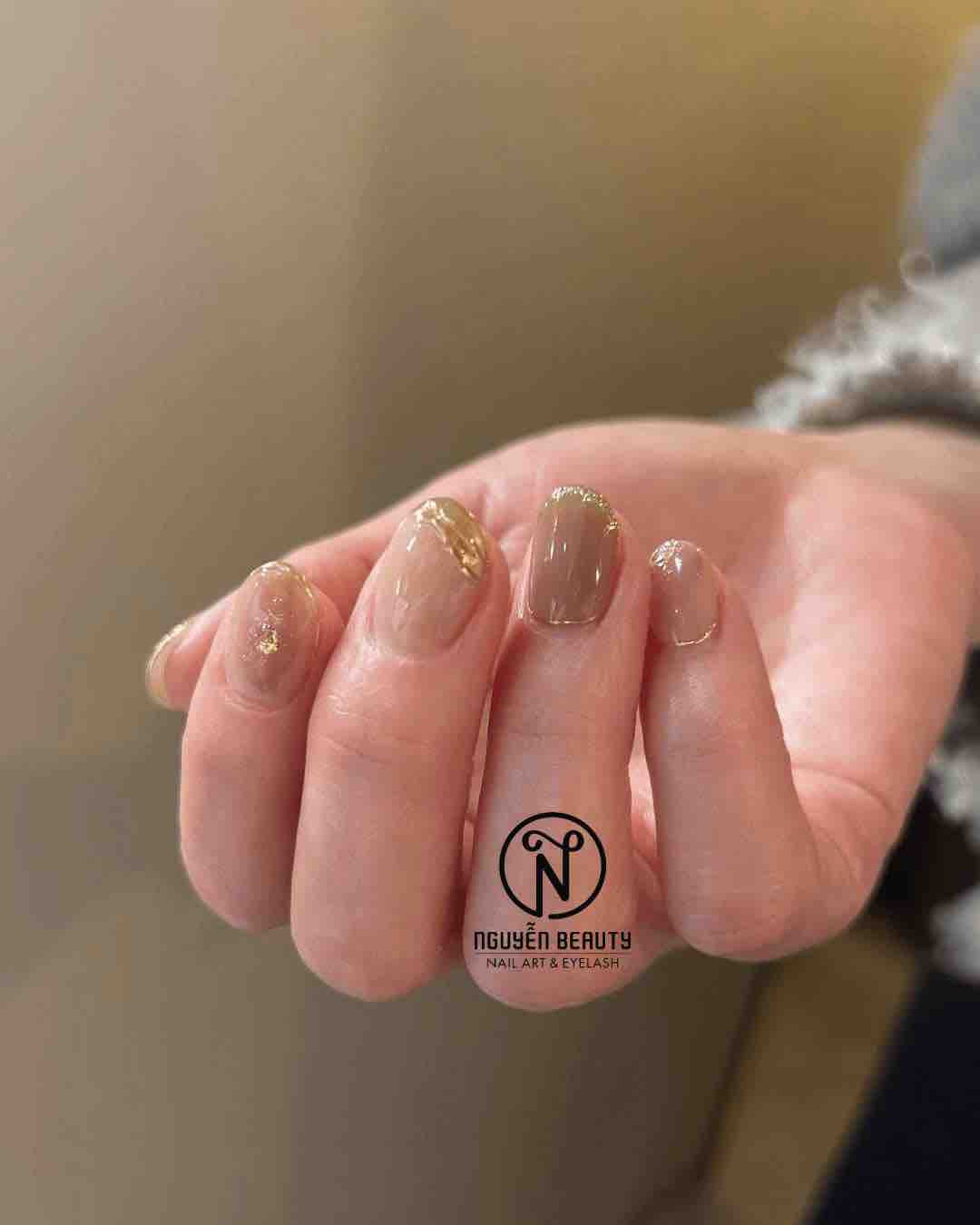 Mẫu Nail Đơn Giản Sang Trọng Với Tông Màu Nâu Kết Hợp Nhũ Vàng