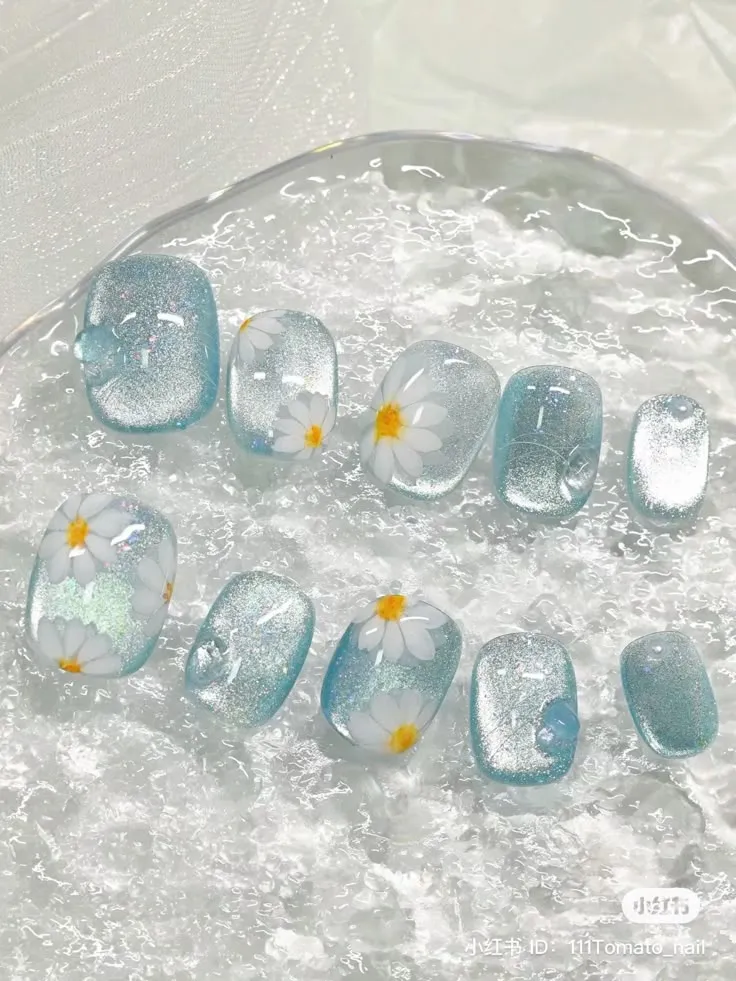 Nail hoa cúc nhí toát lên vẻ đẹp tươi sáng cho hè 2025