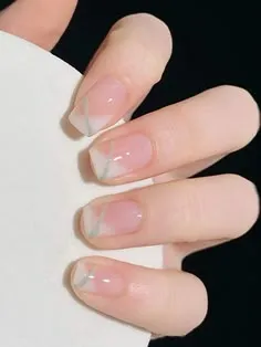Mẫu nail French biến tấu với đường viền neon nổi bật cho hè 2025
