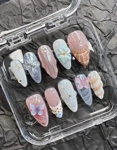 Nail xinh hè 2025 với charm nhỏ hình vỏ sò độc đáo tại NguyenBeauty