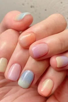 Mẫu nail ombre chuyển màu từ hồng sang cam tươi tắn cho hè 2025