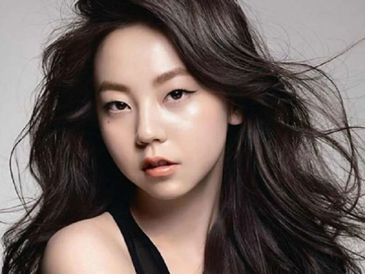 Mắt xếch có đuôi mắt hướng lên trên