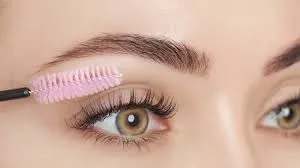 Cách chải mi nối đúng kỹ thuật bằng cọ spoolie để gỡ rối và giữ mi tơi đẹp