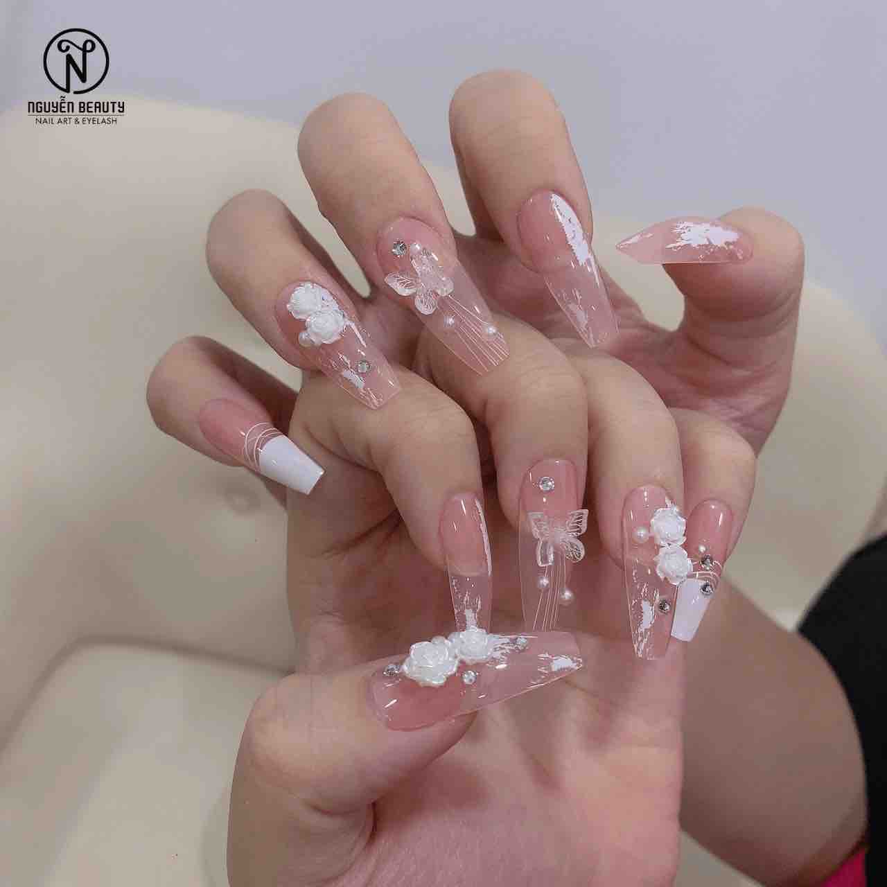 Nail nhũ đẹp 2025 - Xu hướng mới cho đôi bàn tay lung linh